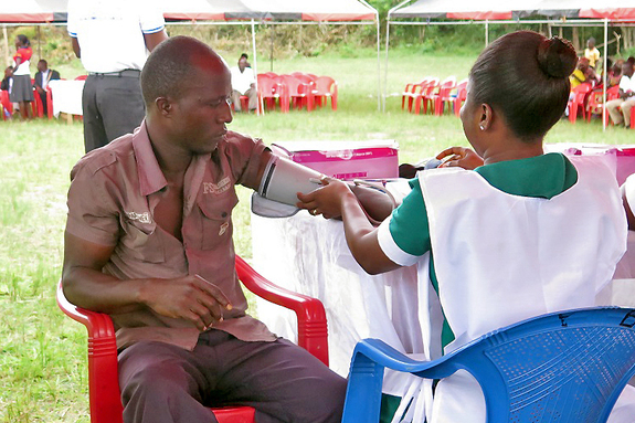 村のおとなが健康診断を受けている様子