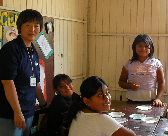 ペルーの村で子供達と活動している様子