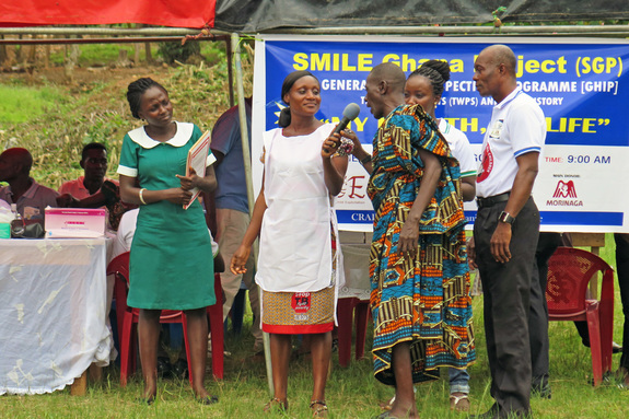 健康ワークショップで看護師に質問をする男性