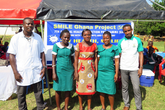 健康診断と観光ワークショップを実施した看護師と検査技師たち