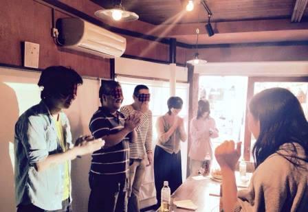 アイマスクをして名前順に並んだ様子