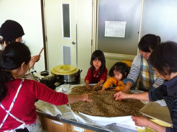 皆で醤油作り♪