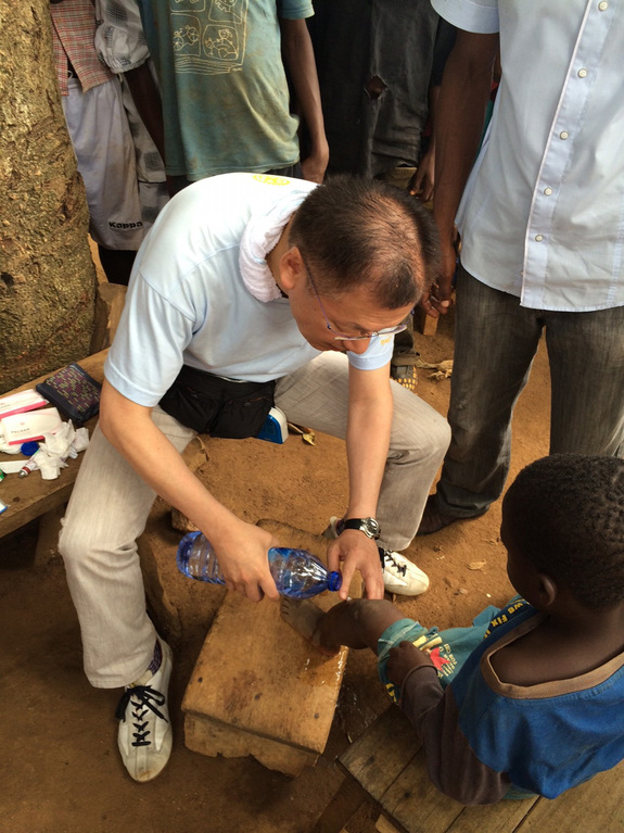 即席「子ども検診」で子どもの足のケガを診ている貴志さん