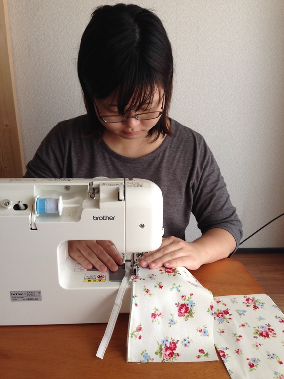 MOMOの布小物（ポーチ）制作風景です