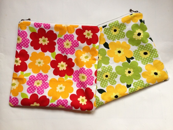 マリメッコのウニッコ風など　裏地付き　大き目のポーチです。