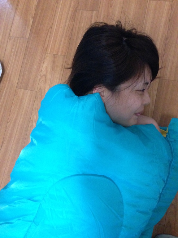 寝袋に入った私MOMOです。