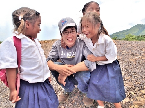 青年海外協力隊として活動していた無電化集落の子供たち