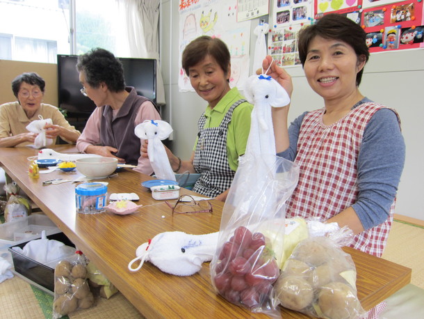 仮設住宅で集まり、まけないぞうを作っています