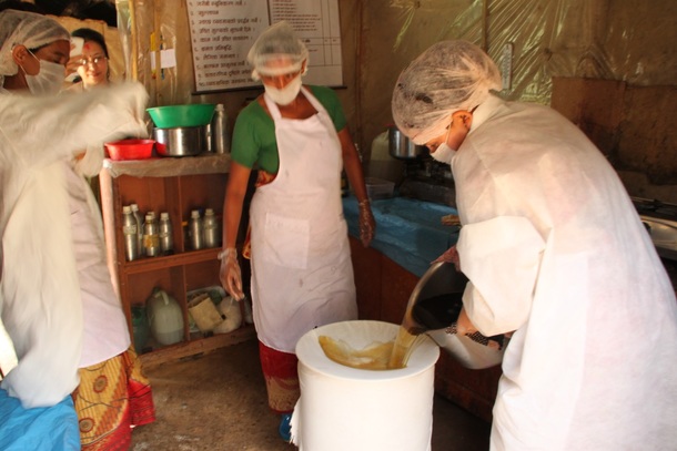 石けん生産の様子