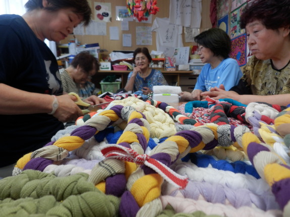 布草履を作っている作業風景