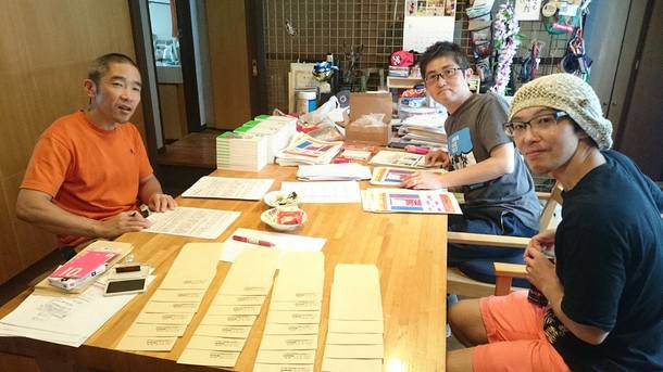 ボランティアの皆さまと発送準備1