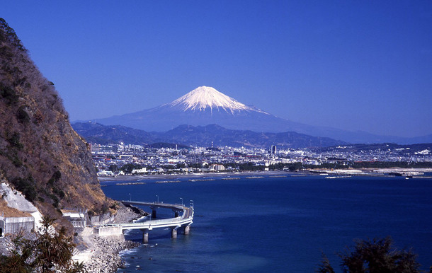 大崩大橋から見える富士山と久能地区