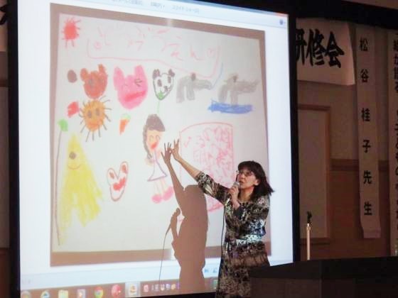 お子さんが書いた絵を見ながら日々の生活などで困っていること気になっていることについて相談を受けながらカウンセリングを進めていきます。