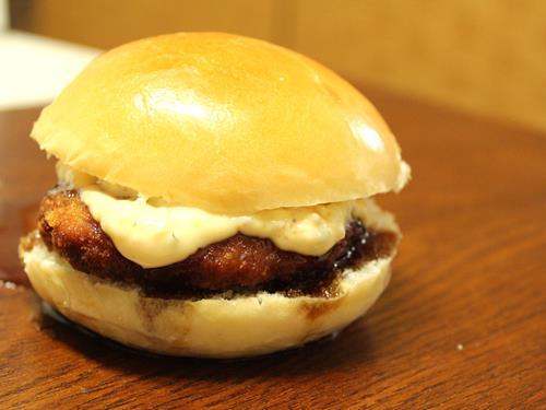 比内地鶏メンチカツバーガー