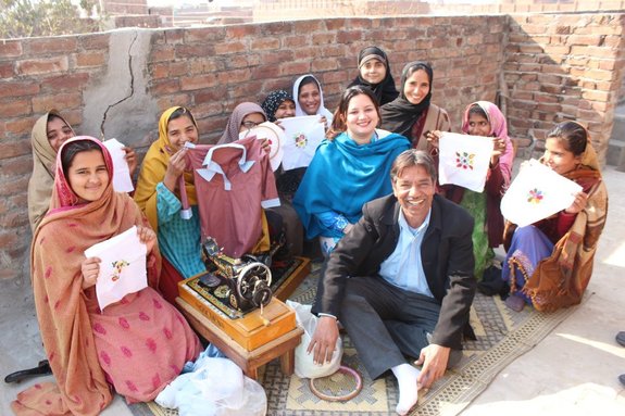 パキスタン　女性　ミシン　裁縫