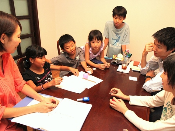 （「東京サドベリースクール」のミーティング。大人も子どもも平等に話し合う）