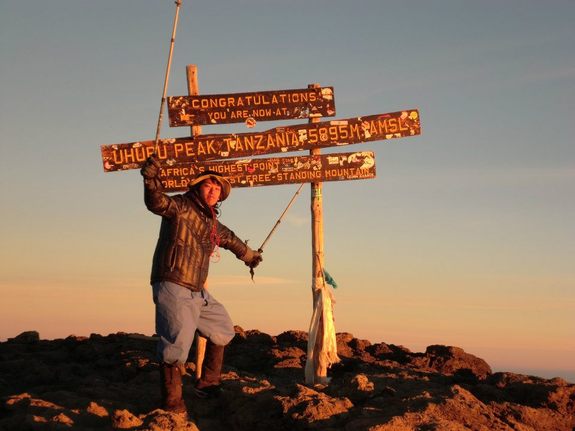（実行者：今泉奏＠アフリカ最高峰キリマンジャロの山頂にて）
