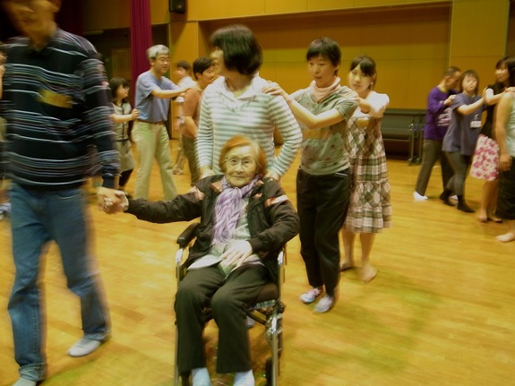 写真_じゃんけんゲーム_よしこさん連勝中