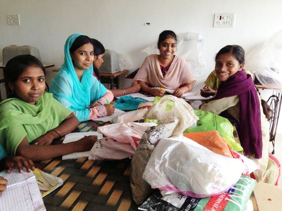 フェアトレード商品を作る女性達