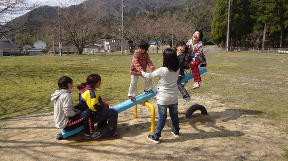 公園でボランティアと一緒に遊ぶこどもたち