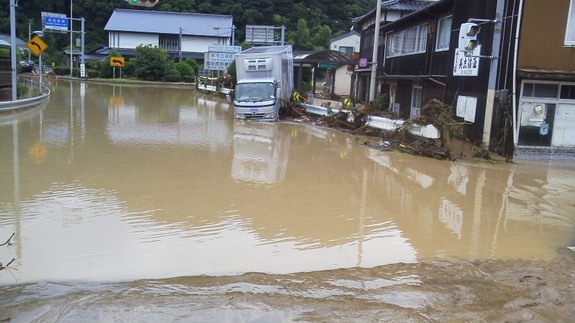 2013年7月28日の冠水した須佐中津交差点