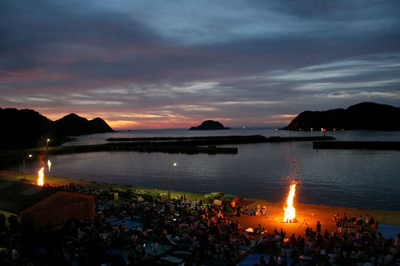 管弦船の帰港と花火を待つ港