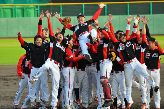 (2009年日本独立リーグ グランドチャンピオンシップで優勝した際の監督胴上げ)