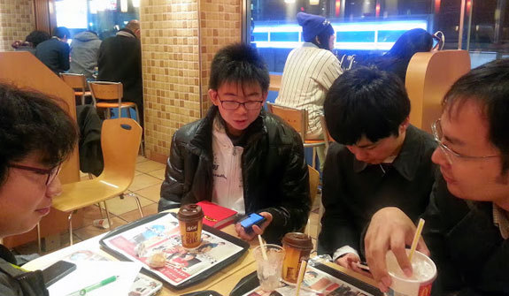 ファーストフード店でのシステム会議の様子