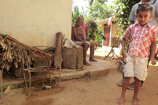 アショーカさんの息子は、自分の牛小屋を作って見せてくれました。