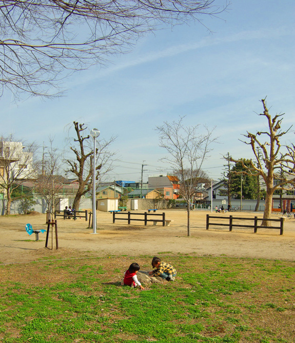 公園で遊ぶ二人の子ども