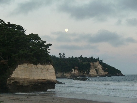 七ヶ浜町の浜辺から見える中秋の名月の前日のお月さま♪