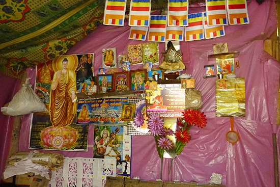 占い師の部屋の奥にはいろいろなものが並んでいます。ほとんどは仏教に関連するものです。