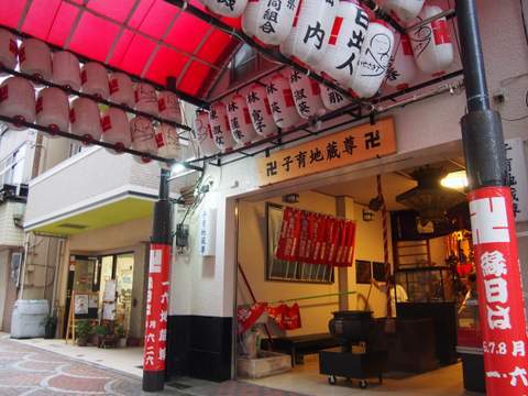 ビルの１階に突然地蔵尊が現れる！