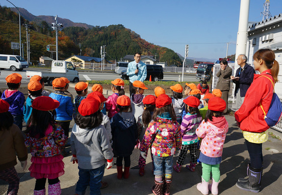 町長の挨拶を聞く園児たち
