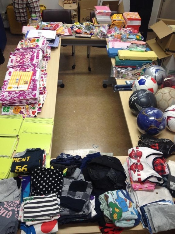 全国から届いた支援物資を渡航前に仕分け作業します。