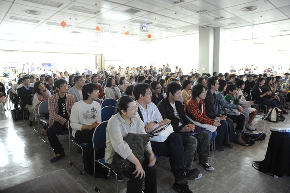 笑顔あふれるイベントステージ