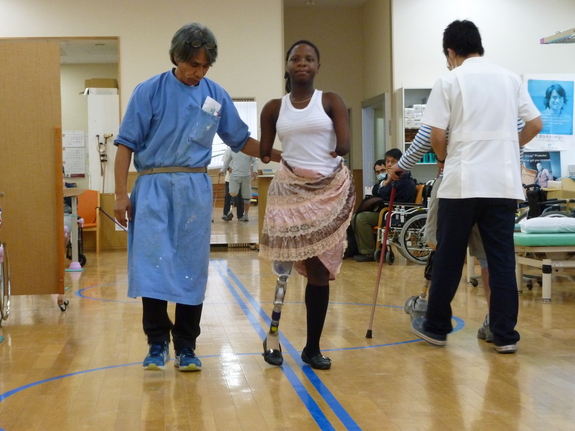 臼井二美男さんから歩行訓練を受ける