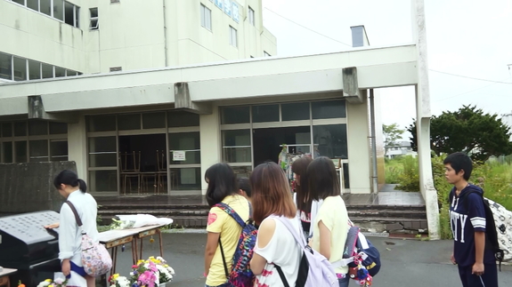 閖上中学校前での語り部