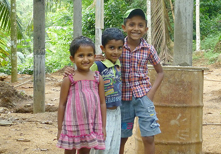 整地しただけの建設地に柱が立ち始めている様子。まだ近所のちびっ子の遊び場になっていました。