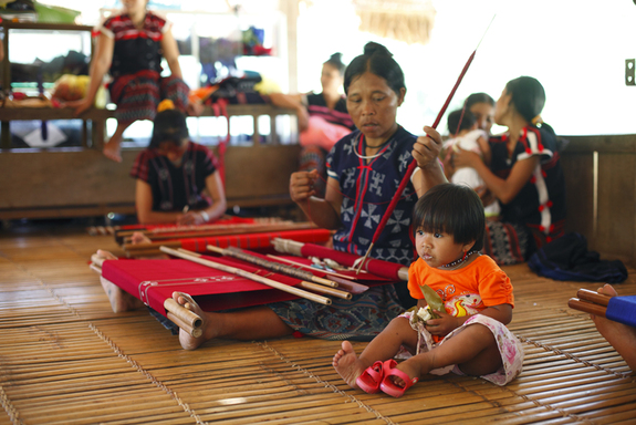 村の伝統手工芸品カトゥー織