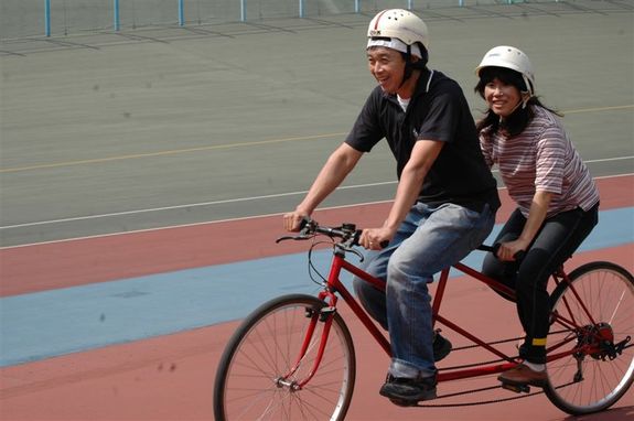 競輪場のバンク内でのタンデム自転車体験会を実施