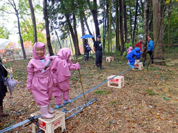 スラックラインをするちびっこ忍者たち
