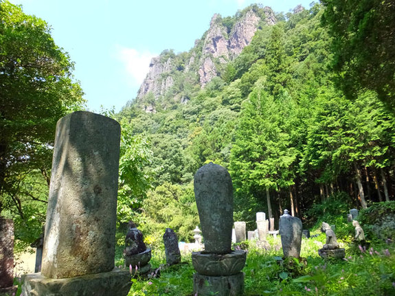 岩櫃山と祢津家墓地