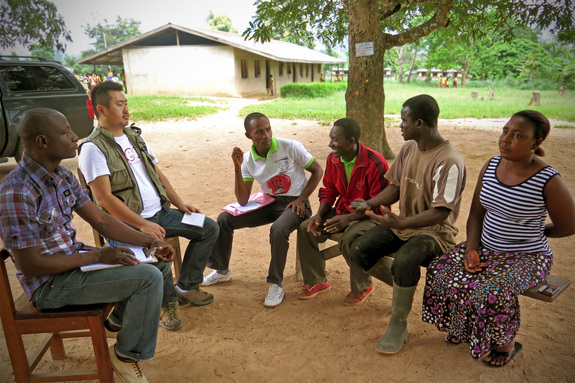 「子ども保護委員会」として活動する村のボランティアたち