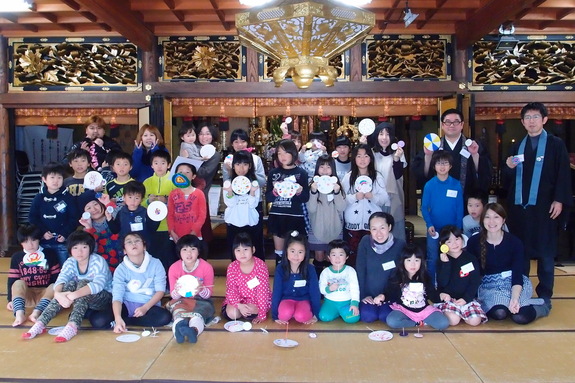 お寺でこども会をしたときの一枚です。