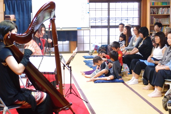 本堂でミニコンサートを楽しんでもらったりもします。